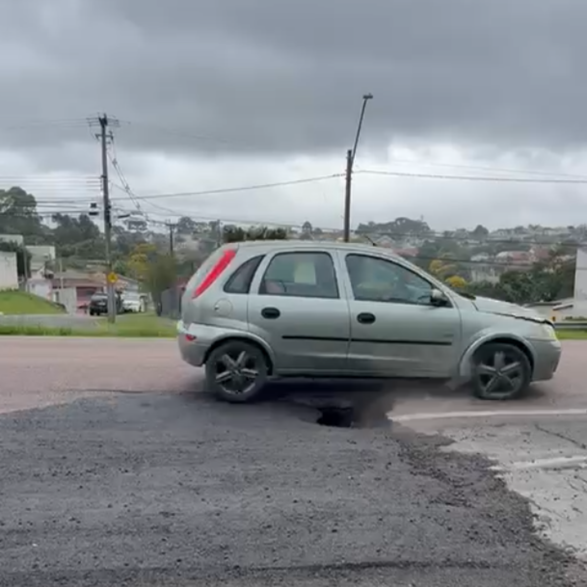 VÍDEO: Cratera na BR-277 traz perigo a motoristas em Curitiba