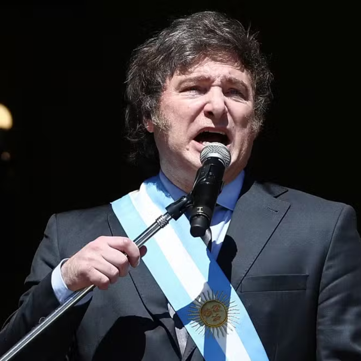 Milei proíbe pronomes neutros nas Forças Armadas argentinas