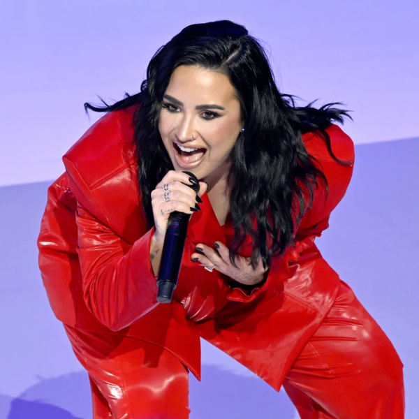 demi lovato canta heart attack para mulheres com problemas cardiacos