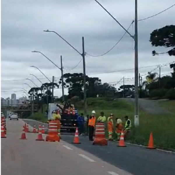 VÍDEO: Cratera na BR-277 traz perigo a motoristas em Curitiba