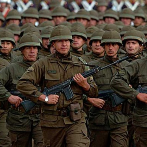 Milei proíbe pronomes neutros nas Forças Armadas argentinas