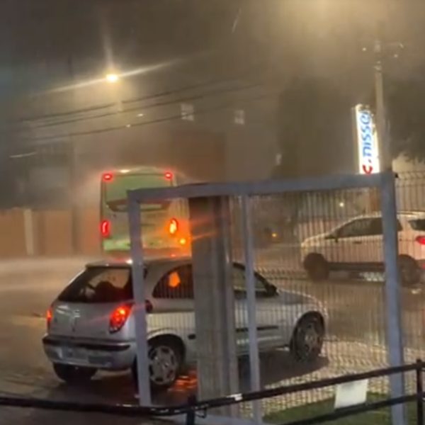 forte temporal com alta incidência de raios em Curitiba