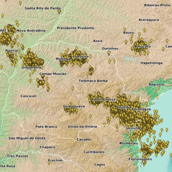 forte temporal com alta incidência de raios em Curitiba