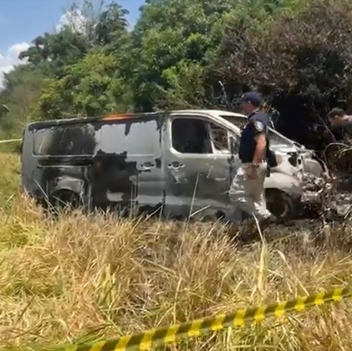  van incendiada roubo milionário cambistas cidade do leste 