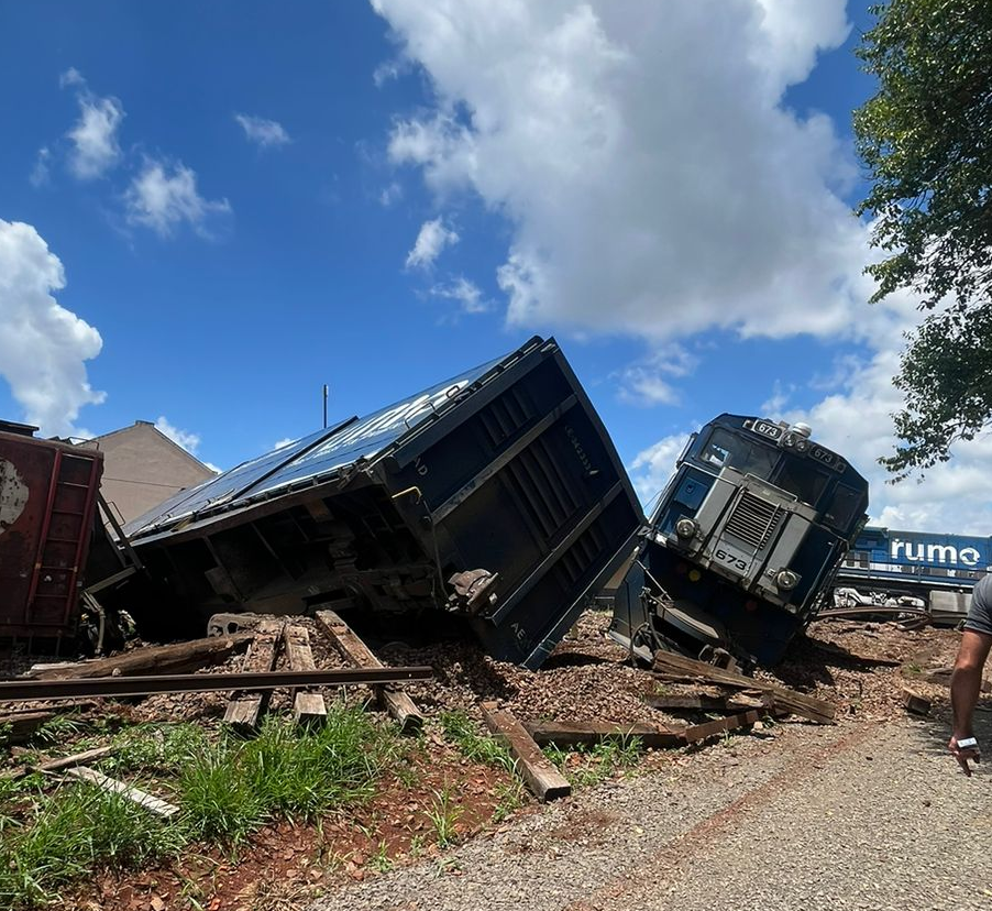  Rumo emite nota sobre casa atingida por trem após acidente com caminhão no PR 