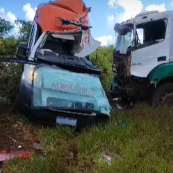 ambulância sofre batida com caminhão