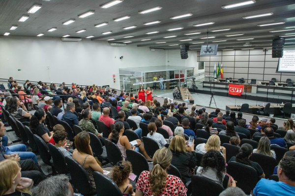 Servidores municipais de Maringá em assembleia para votar reajuste salarial