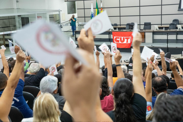 Servidores municipais de Maringá em assembleia para votar reajuste salarial