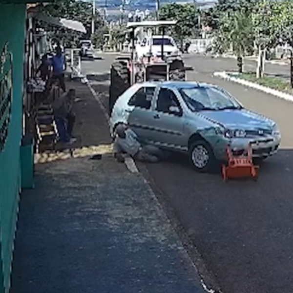 idosos atropelados por carro depois de motorista se distrair com sorvete