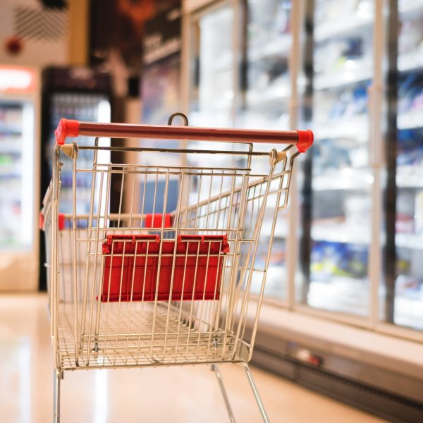 Mulher é presa após tentar furtar picanha e queijo em supermercado