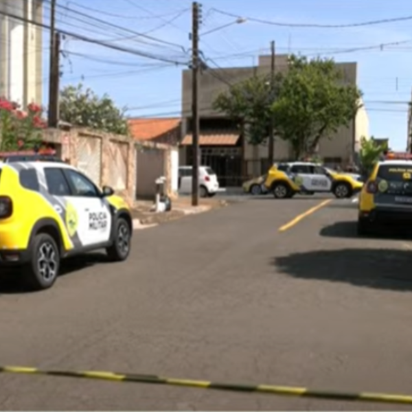 policiais e samu na casa de suspeito de matar namorada com faca