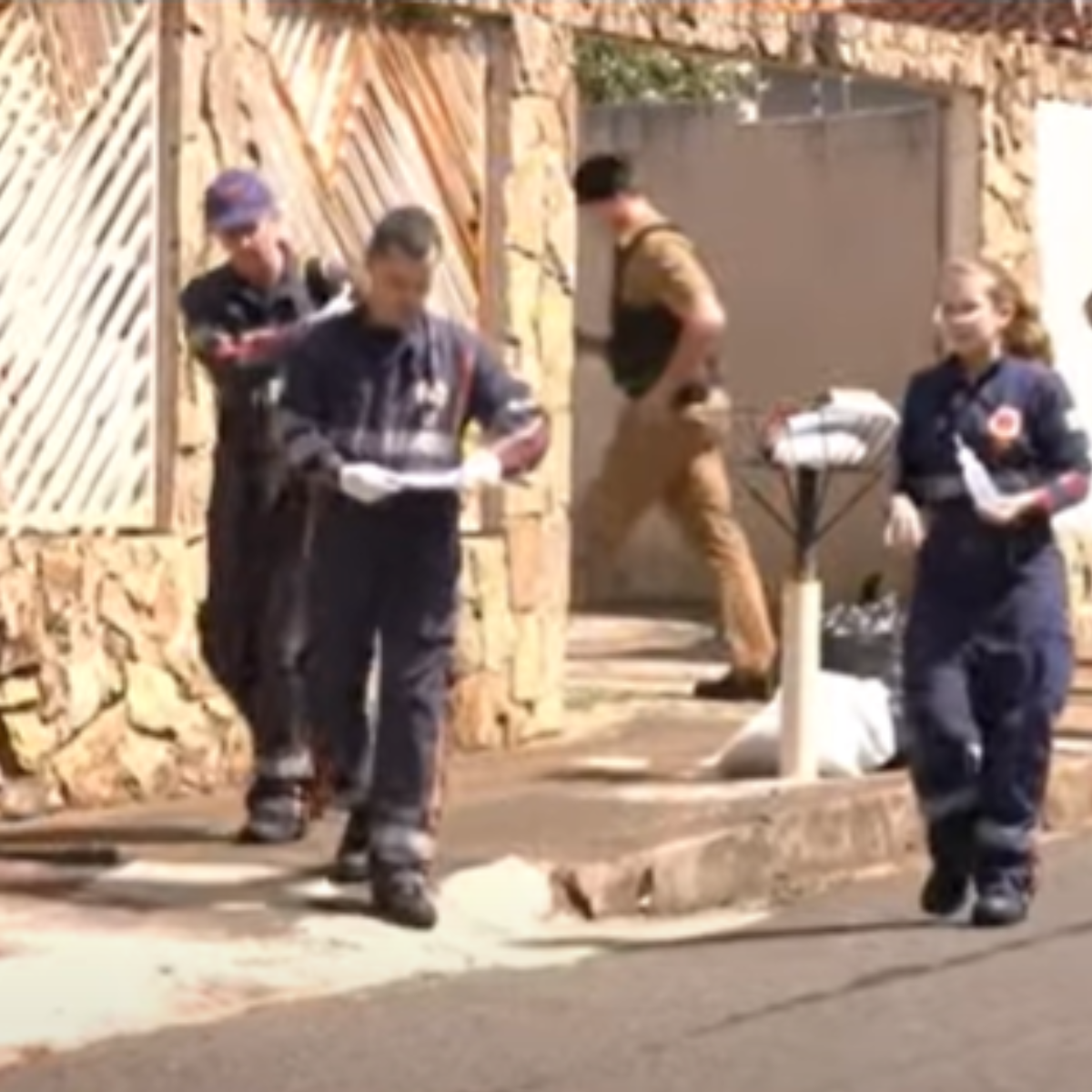  policiais e samu na casa de suspeito de matar namorada com faca 