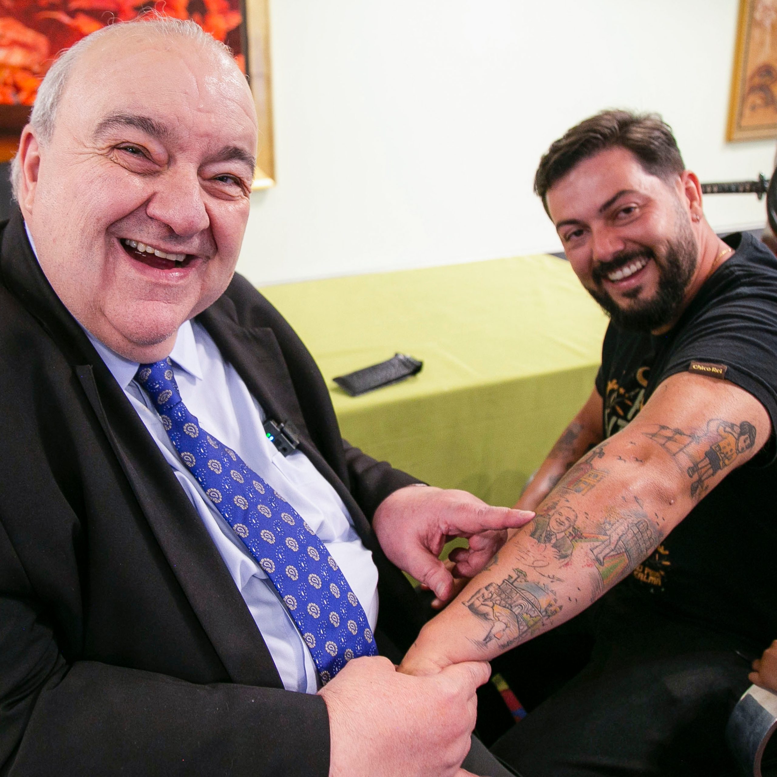 Greca com morador que fez tatuagem em homenagem