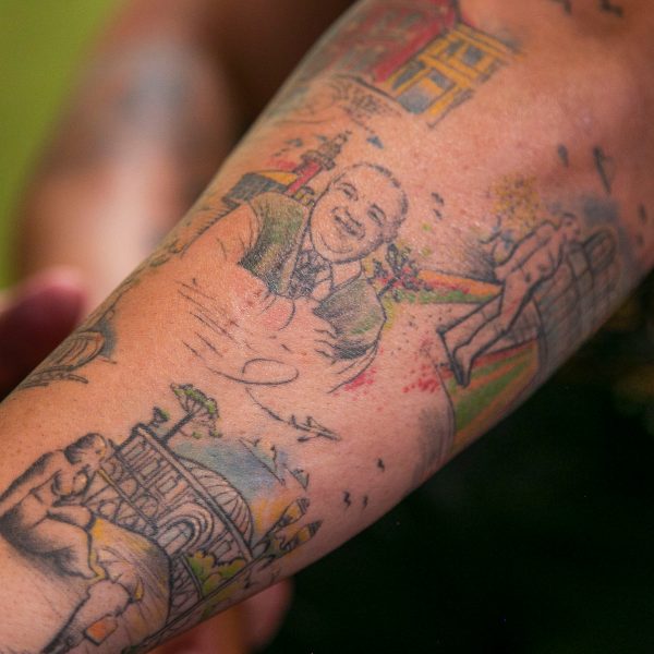 Morador de Curitiba tem rosto de Greca tatuado no braço