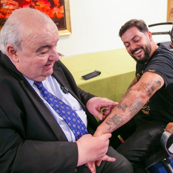 Greca demonstrou alegria em ver a tatuagem no braço do morador