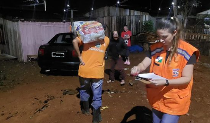 famílias recebendo ajuda por causa de estragos causados pela chuva no paraná