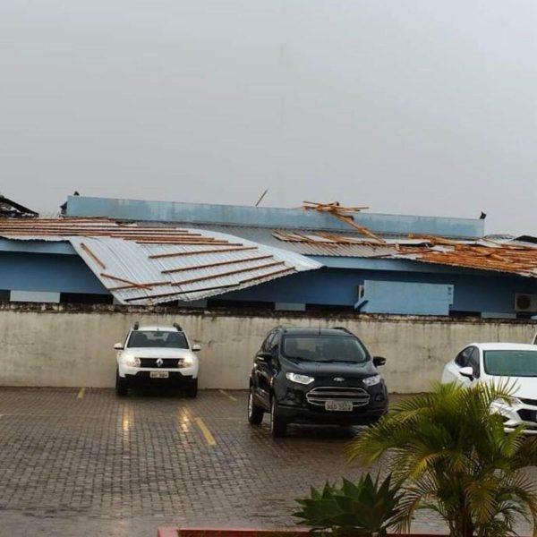 Temporal em Toledo causa destelhamentos