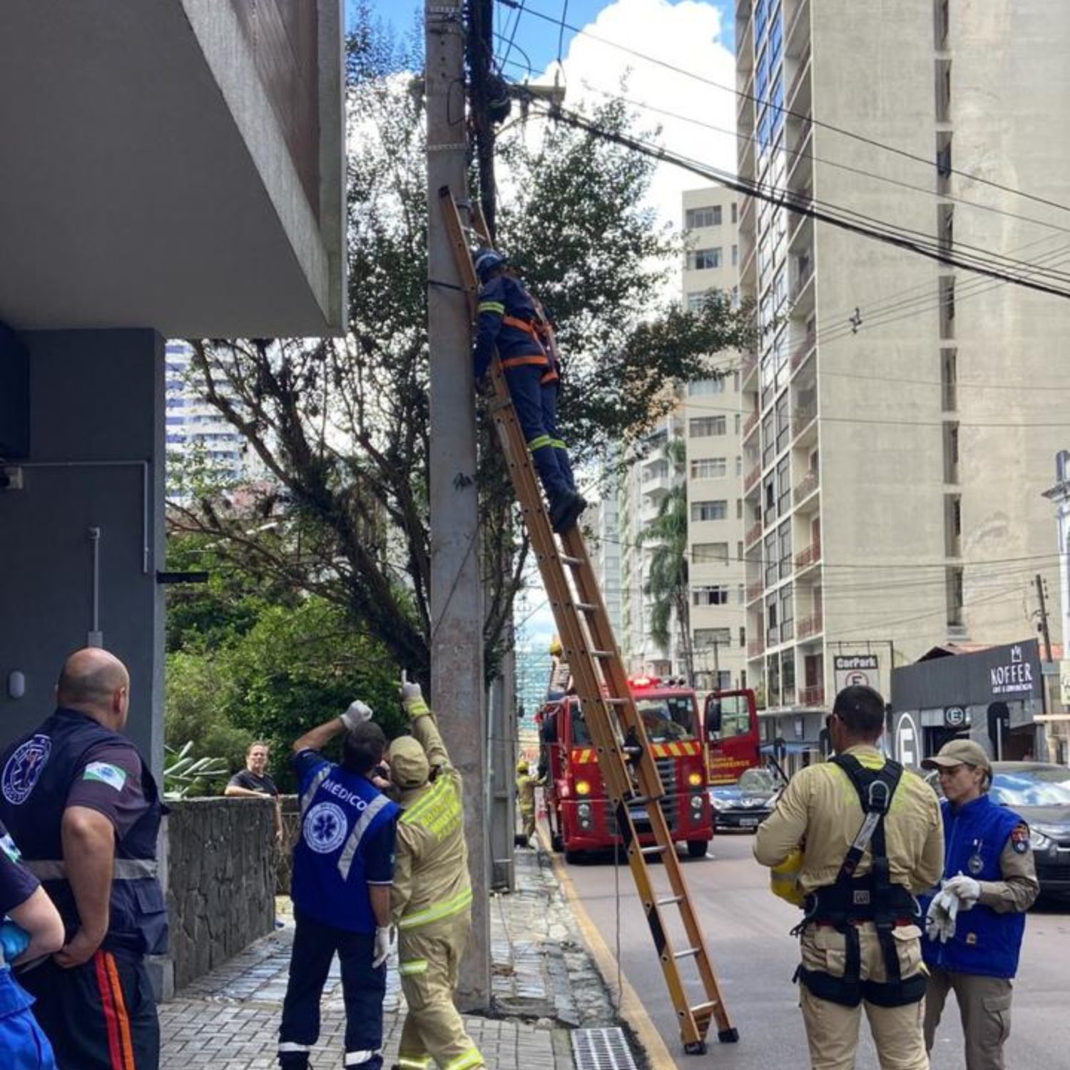  Trabalhador fica pendurado em poste após desmaio 