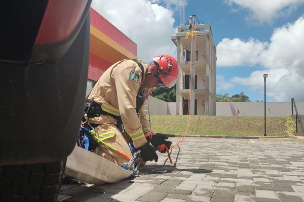 Bombeiros do Paraná disputam competição internacional de resgate em altura