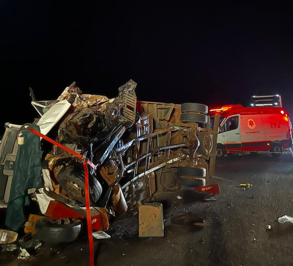 carro batido em acidente na PR-463 entre caminhonete e caminhão