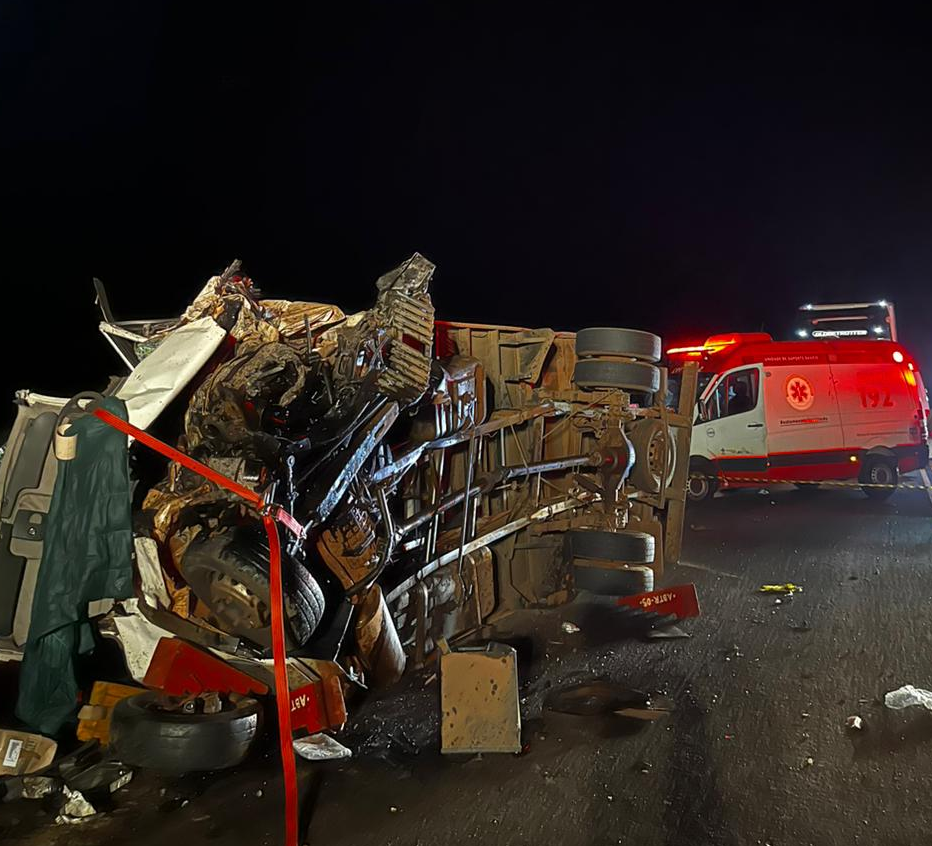  carro batido em acidente na PR-463 entre caminhonete e caminhão 