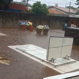 Túmulos ficam submersos após chuvarada em cidade do Paraná; Veja os vídeos-