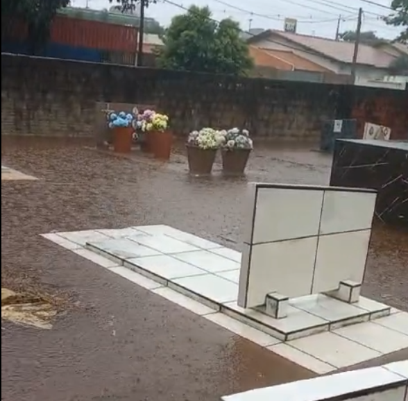 Túmulos ficam submersos após chuvarada em cidade do Paraná; Veja os vídeos- 