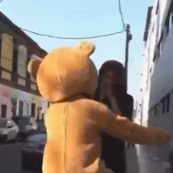 policial fantasiado de urso de pelúcia prende suspeitas