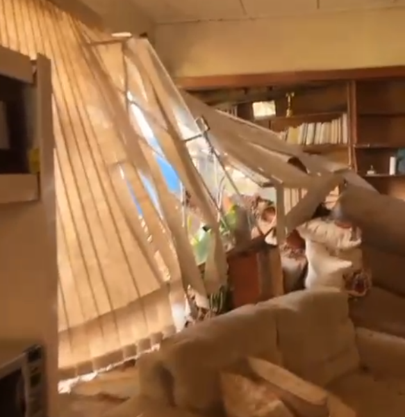 Veja como ficou a sala da casa invadida por trem após acidente com caminhão