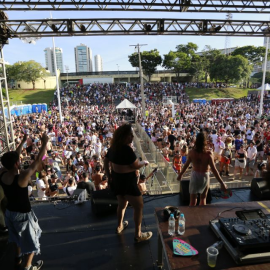 pessoas em festa de carnaval em Maringá