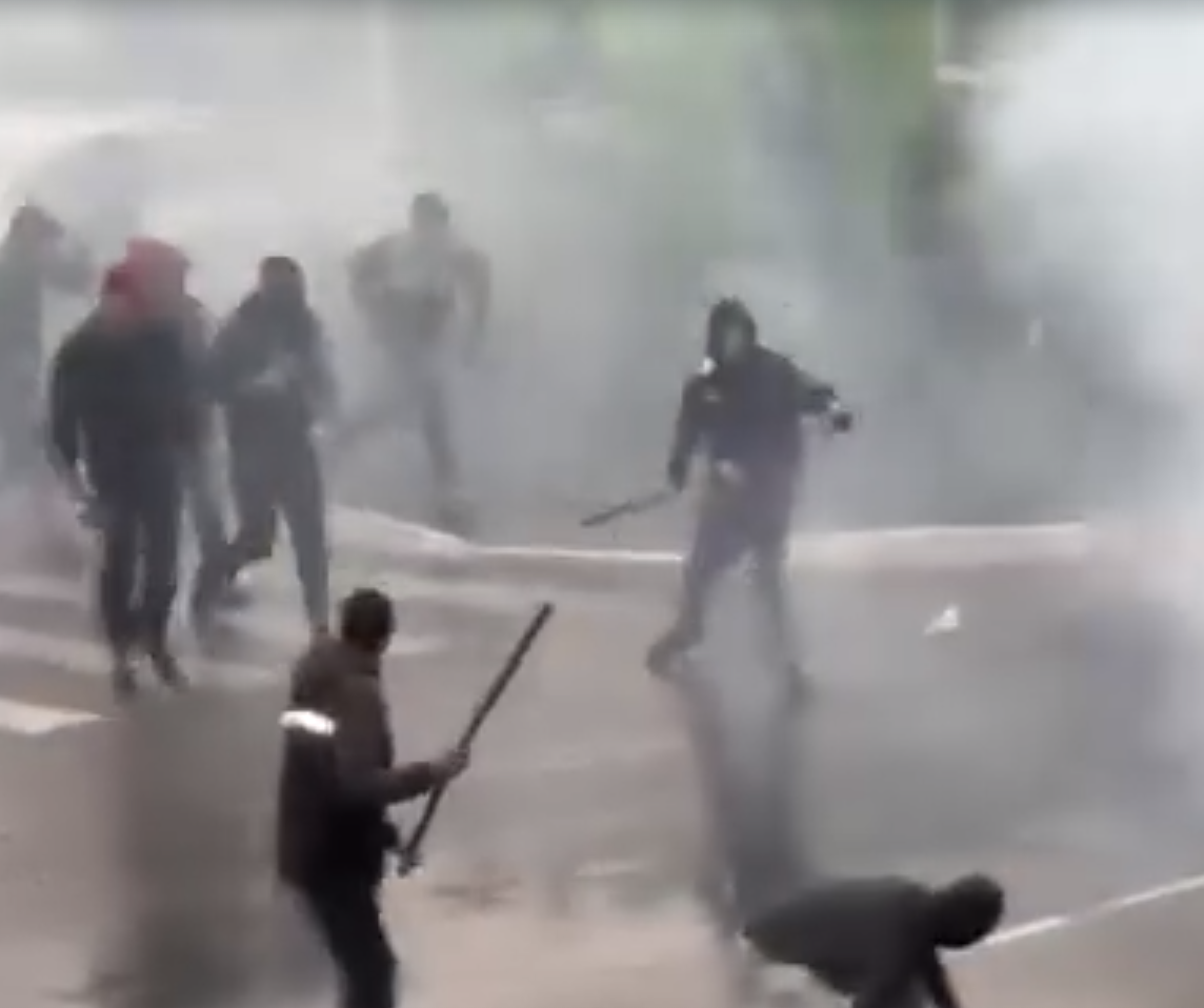  Vídeos mostram brigas de torcida de Athletico e Coritiba antes do clássico-, 