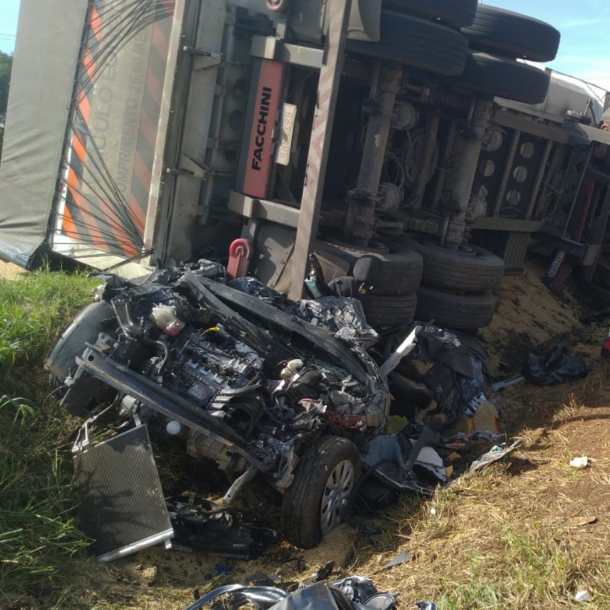  Carro ficou completamente destruído após ser atingido por carreta na BR-277 