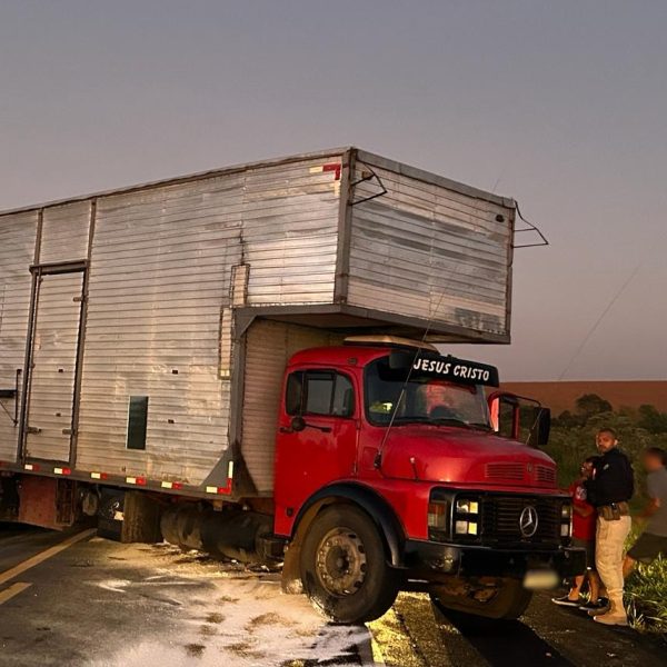  Acidente com caminhão interdita BR-277 em Guarapuava 