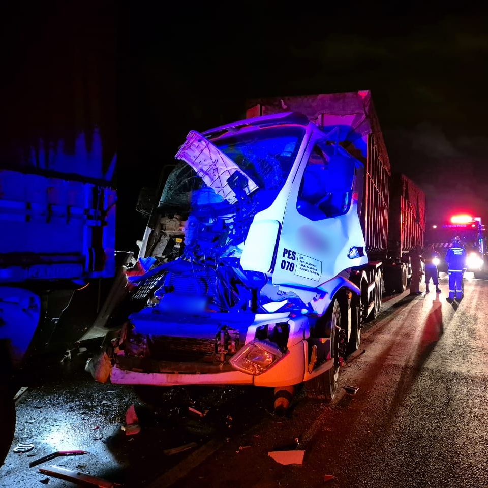  Cabine de caminhão ficou destruída após colisão traseira 