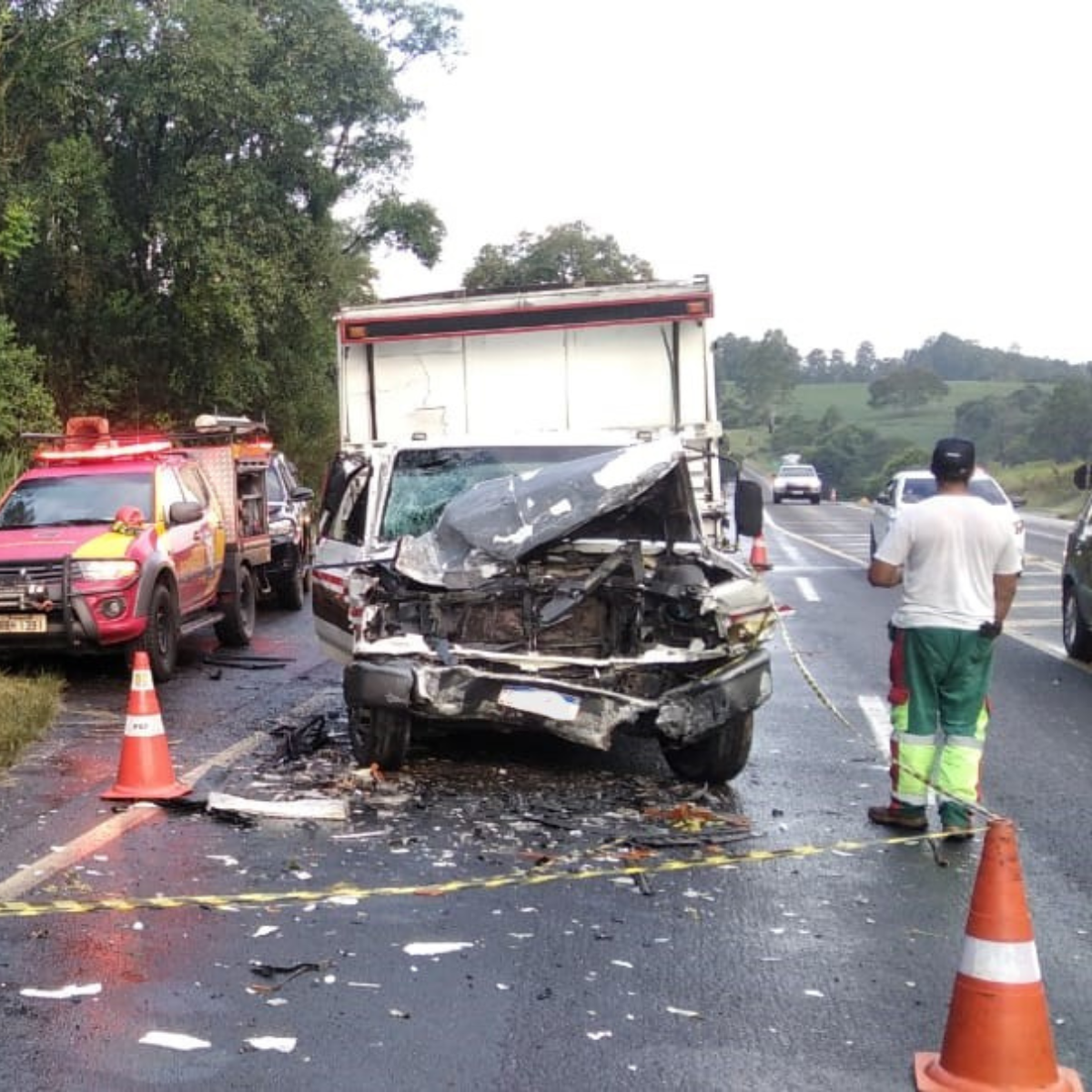  Acidente entre carro e caminhão na BR-376 