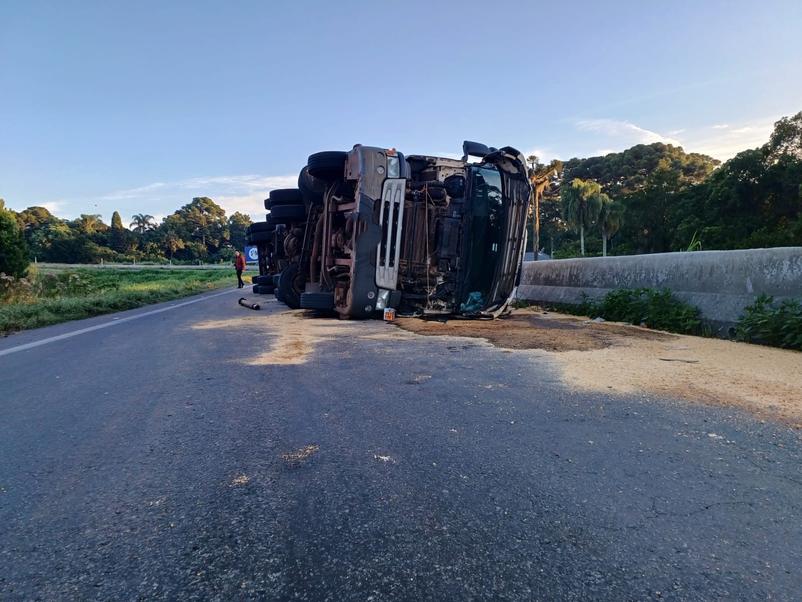  Caminhão tombado na alça de acesso do Contorno Sul para a BR-277 causa longas filas 