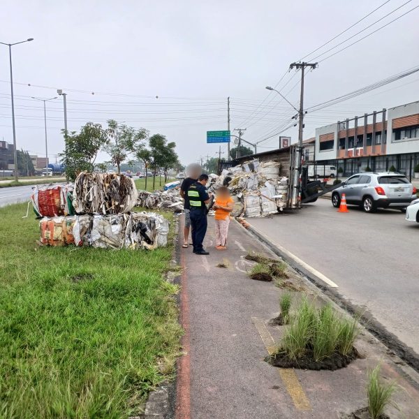 Tombamento de carga causou a interdição parcial da Linha Verde