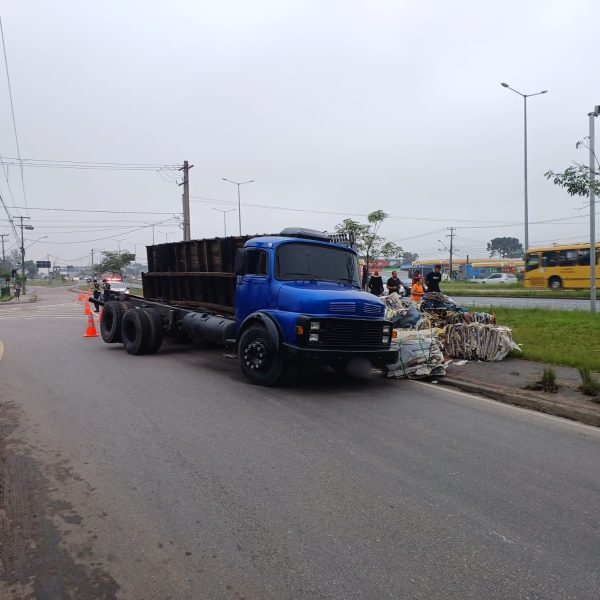 Motorista permaneceu no local após o tombamento da carga