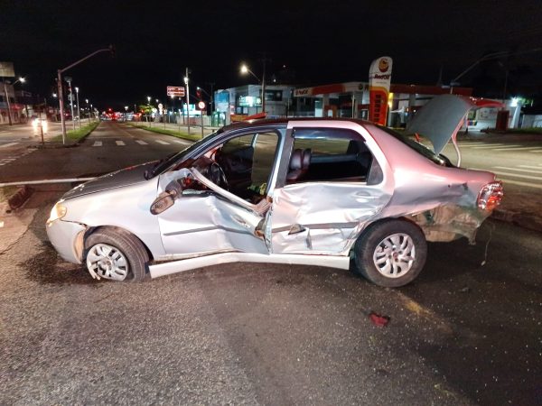 Motorista de app foi atingido na lateral do veículo e precisou ser encaminhado ao hospital