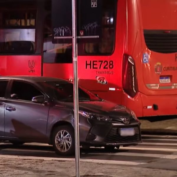 Carro foi abandonado pelo dono no local do acidente