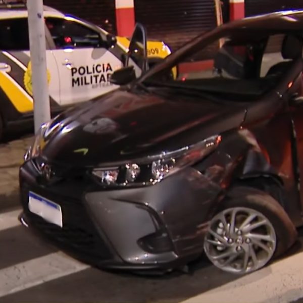 Carro atingiu a lateral do ônibus e ficou com as marcas do acidente