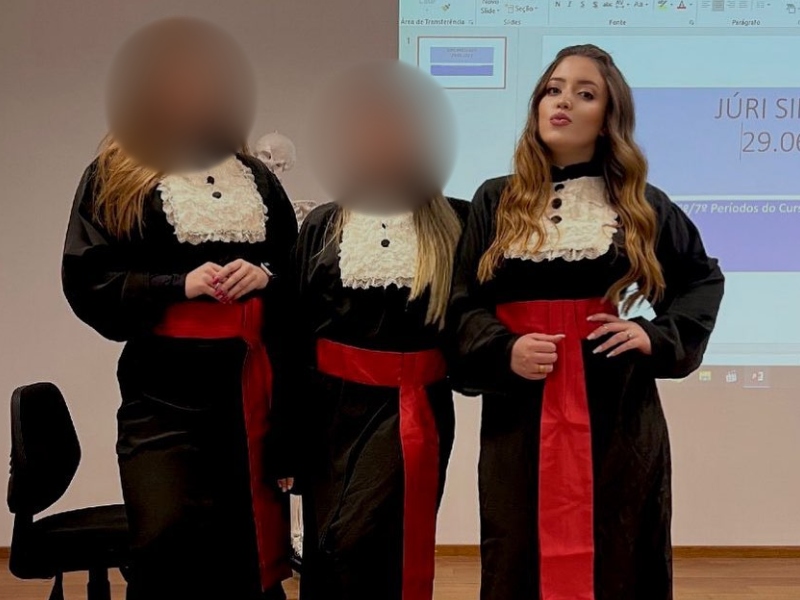 Allana Brittes ao lado de colegas da faculdade durante simulação de júri