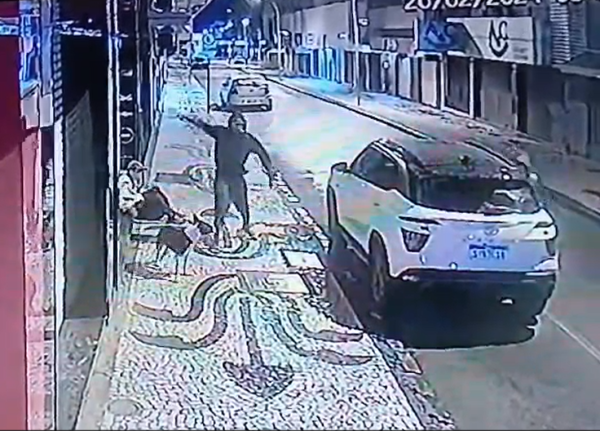 Câmera flagra momento em homem quebra vidro de veículo estacionado em Curitiba