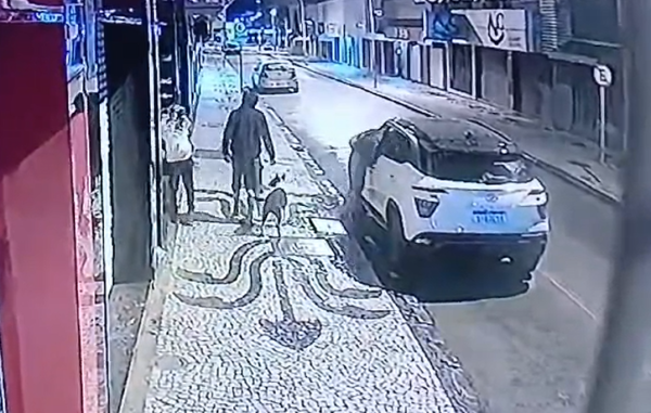 Homem furta objetos após arrombar veículo em Curitiba