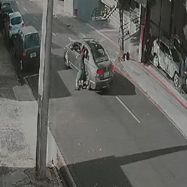 Homem arrastado por carro após discutir com o motorista