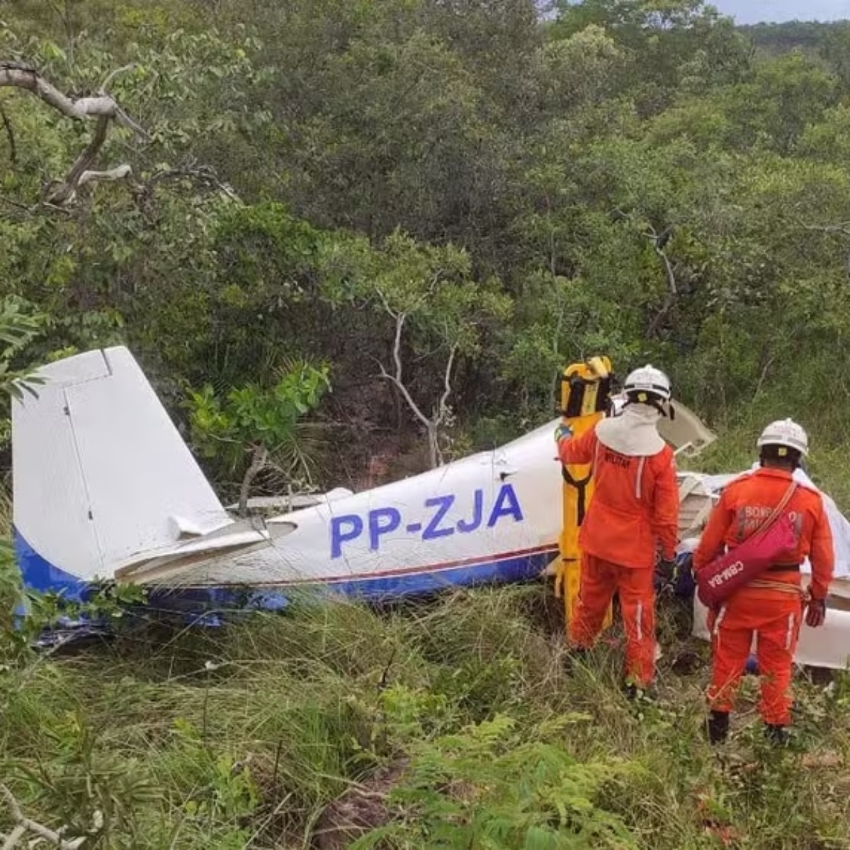  Queda de avião deixa 3 pessoas mortas; pai e filho estão entre as vítimas 