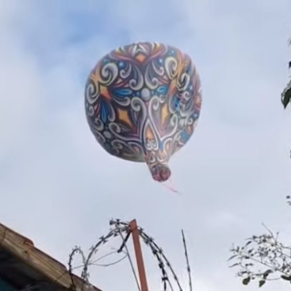  Balão gigante cai em cima de casa em Curitiba 