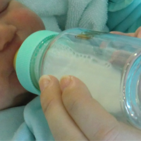 Bebê de 1 ano morre ao se engasgar com leite