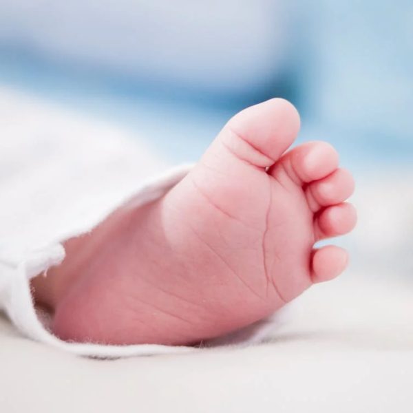  Bebê de 6 meses morre enquanto dormia em creche: 