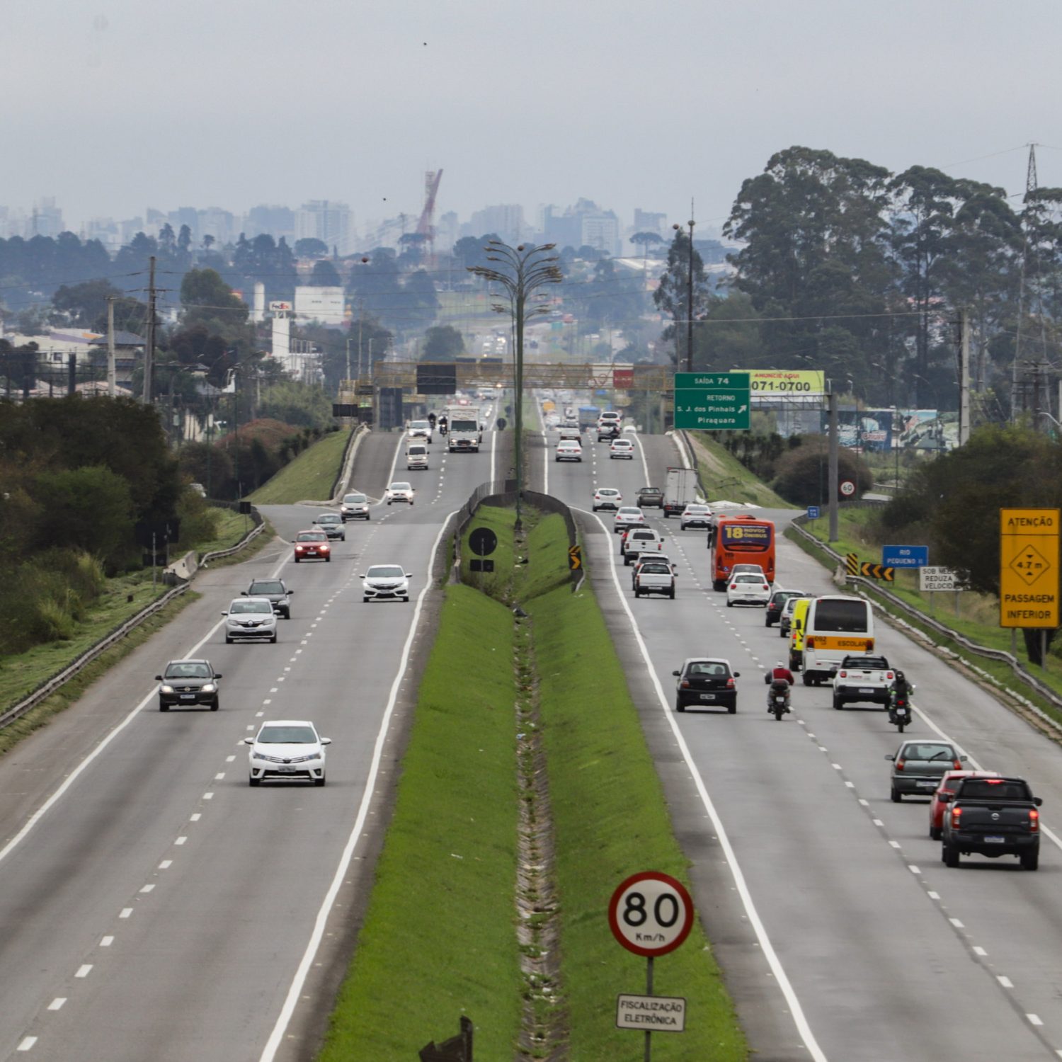  tombamento de caminhão interdita totalmente a BR-277 